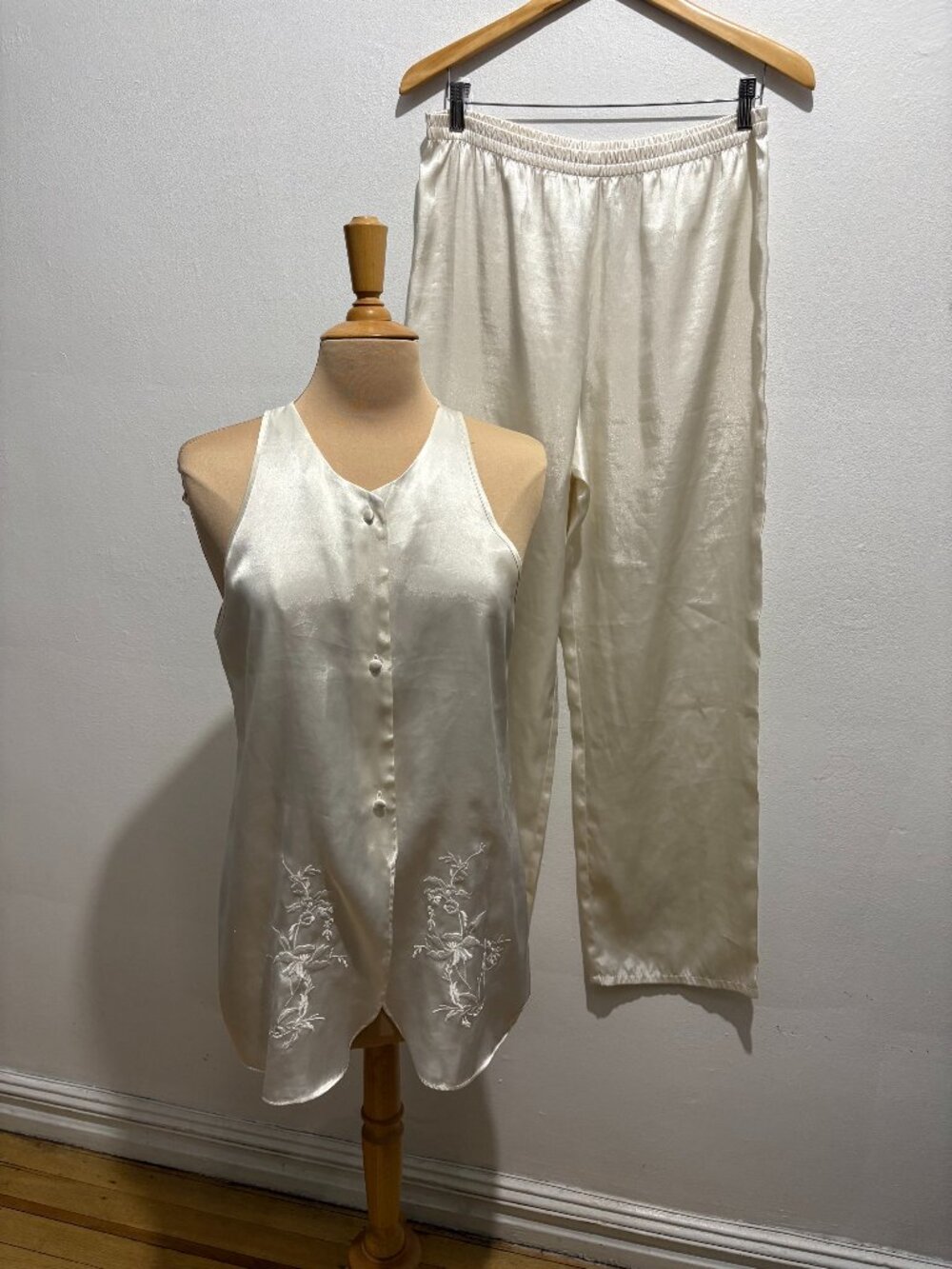 Josie by Natori embroidered satin embroidered lounge set in Ivory